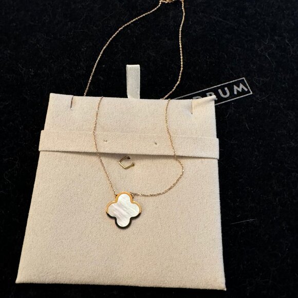 Small Mother of Pearl Single Clover Necklace 14K Gold - Picture 2 of 6